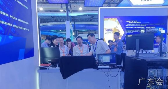 河间市委常委、常务副市长潘学元莅临广东会展台看望研发团队并给予关心慰问